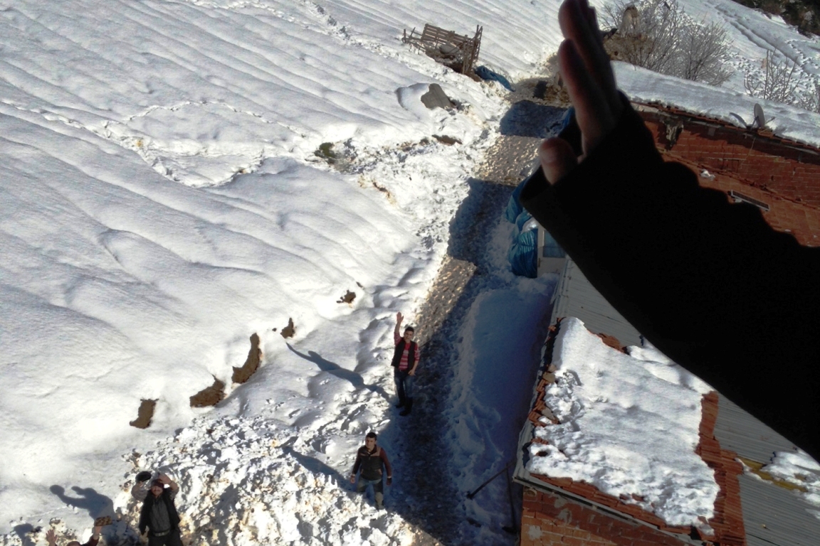 Helitaksi mahsur kalan çobanlar için havalandı Helitaksi mahsur kalan çobanlar için havalandı